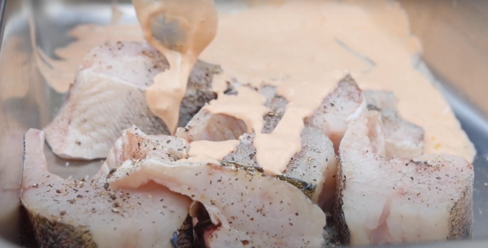 Кусочки начинают мариноваться Кусочки уже в тарелке и залиты маринадом