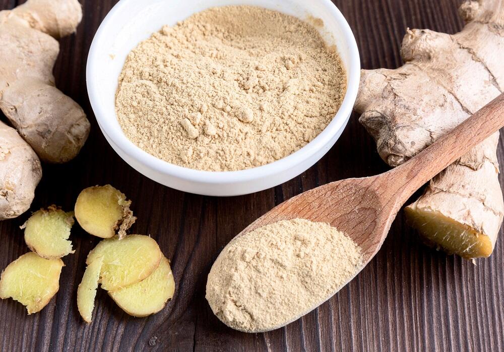 Ложка сухого имбиря Порошок имбиря в деревянной ложке
