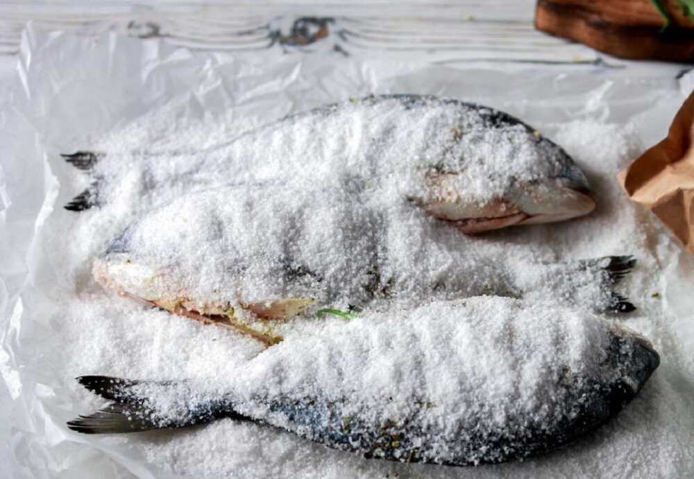 Уложенная валетом соленая рыба Три засоленных тарани