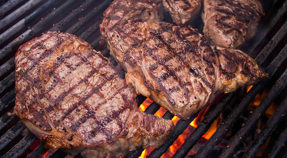 Жарка стейка Рибай на угольном гриле Приготовление стейка Рибай на гриле