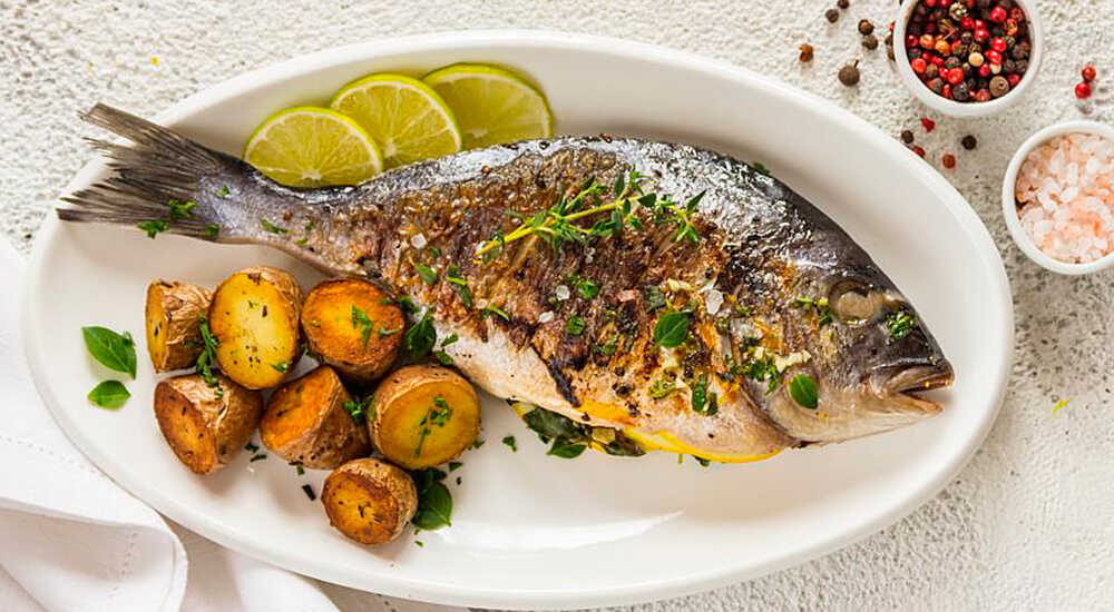 Готовая дорадо с помощью электрогриля Приготовленная дорадо на электрогриле