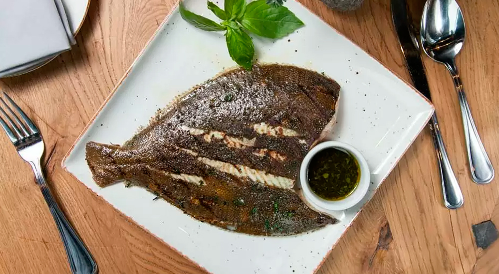 Жаренная камбала на гриле Приготовленная камбала на гриле