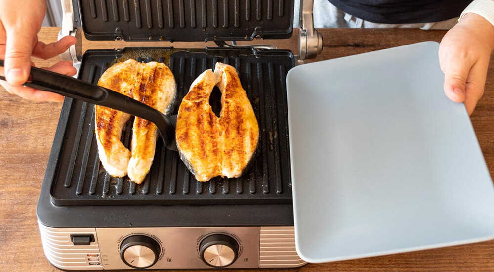 Готовая красная рыба на электрогриле Приготовленная красная рыба на электрогриле