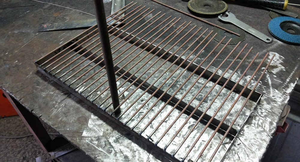 Приваривание прутьев к каркасу на одинаковом расстояние друг от друга Приваривание прутьев к решётке
