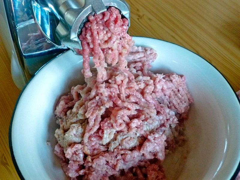 Измельчение мяса на масорубке пропустите через мясорубк
