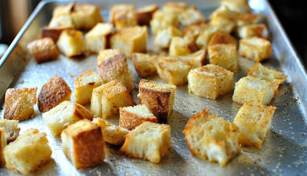 Сухарики на противне Противень с гренками из белого хлеба