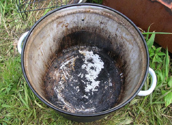 Подготовка старой кастрюли Пустая кастрюля