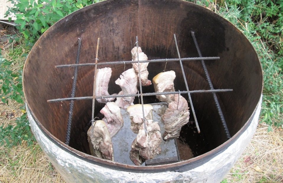 Подвешивание продуктов на крюках в коптильне из бочки Решётка с крюками в бочке