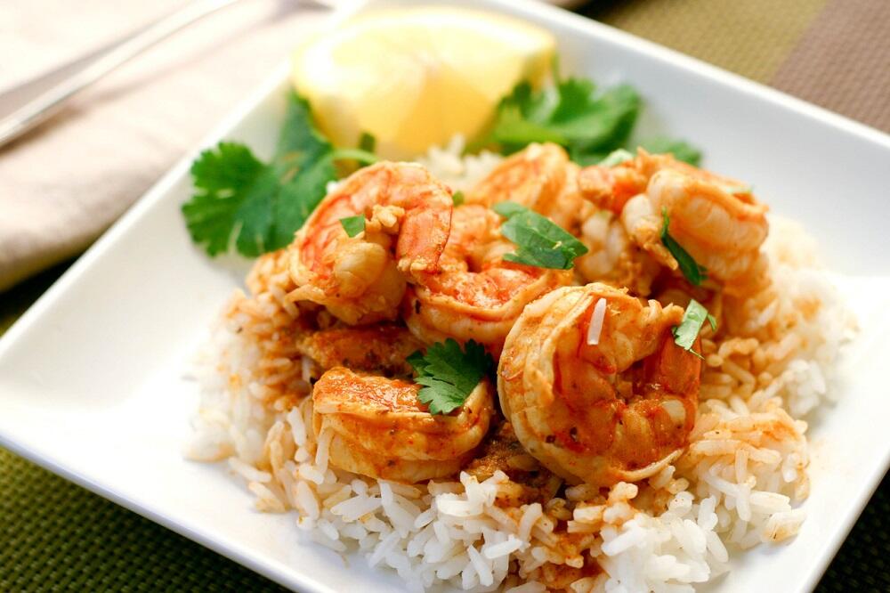 Блюдо из сушеных креветок и риса Рис с креветками в тарелке