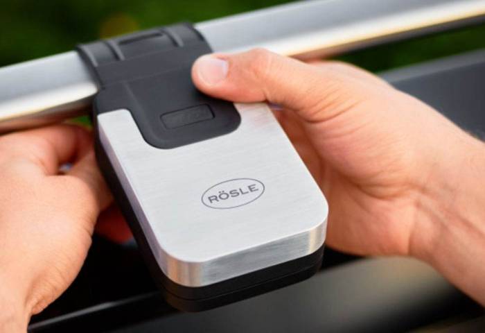 Крепление подсветки RÖSLE на крышку барбекю RÖSLE и крепление