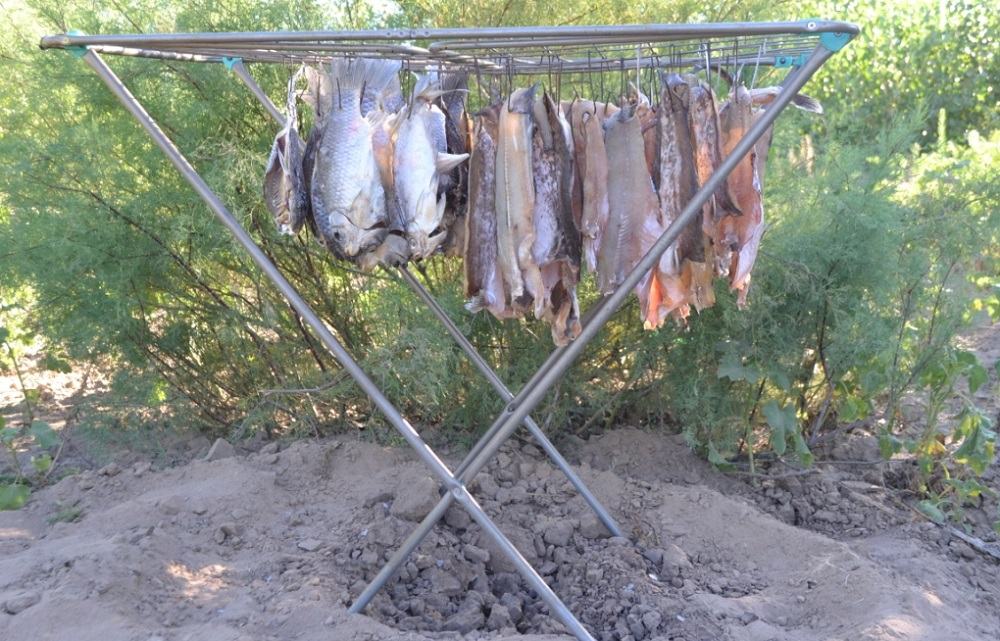 Подвешивание рыбы на крючки Рыба на крючках