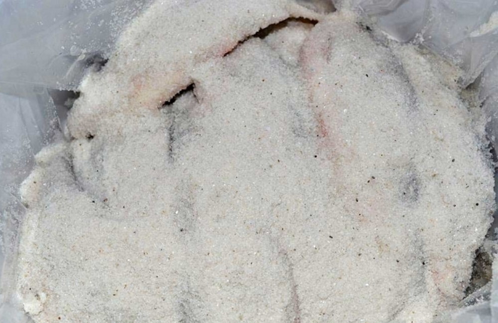 Тушки плотвы в соли Рыба засыпанная солью