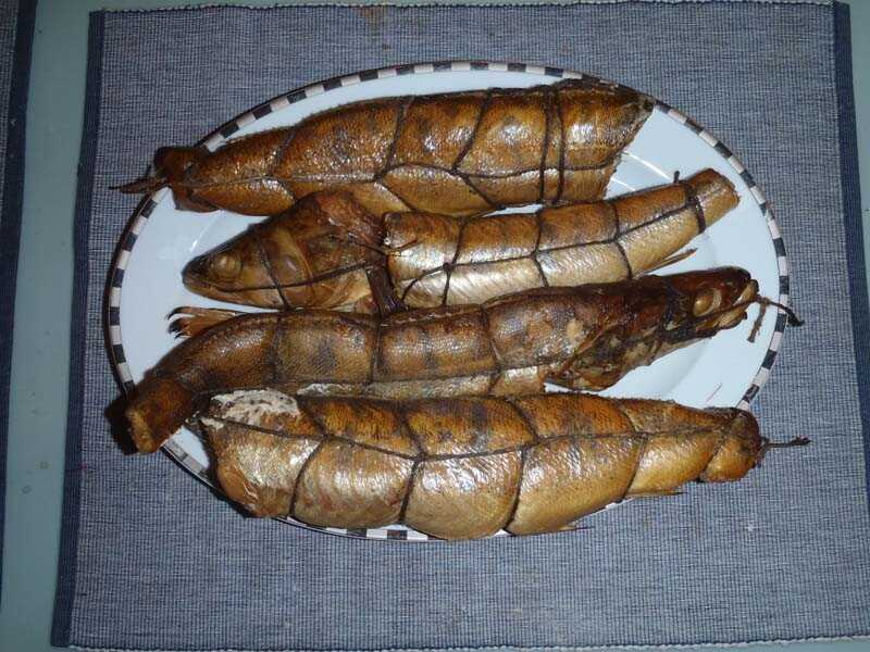 Тушки налима с черносливом и айвой внутри Перевязанные тушки налима с черносливом и айвой