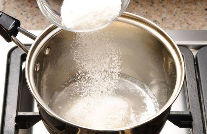 Добавление сахара в горячую кипячёную воду Сахар и вода