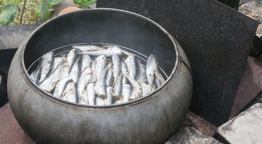 Копчение салаки горячим способом в котелке Салака в котелке