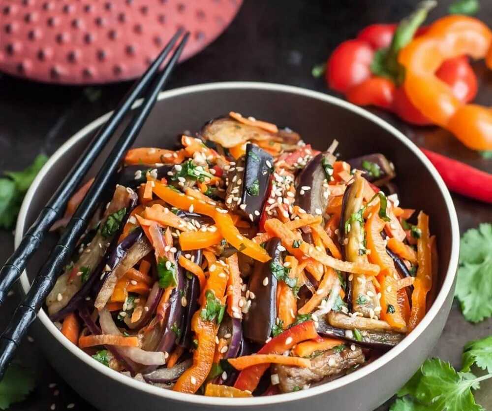 Азиатское блюдо из сушеных баклажанов Салат из баклажанов, моркови, лука и перца