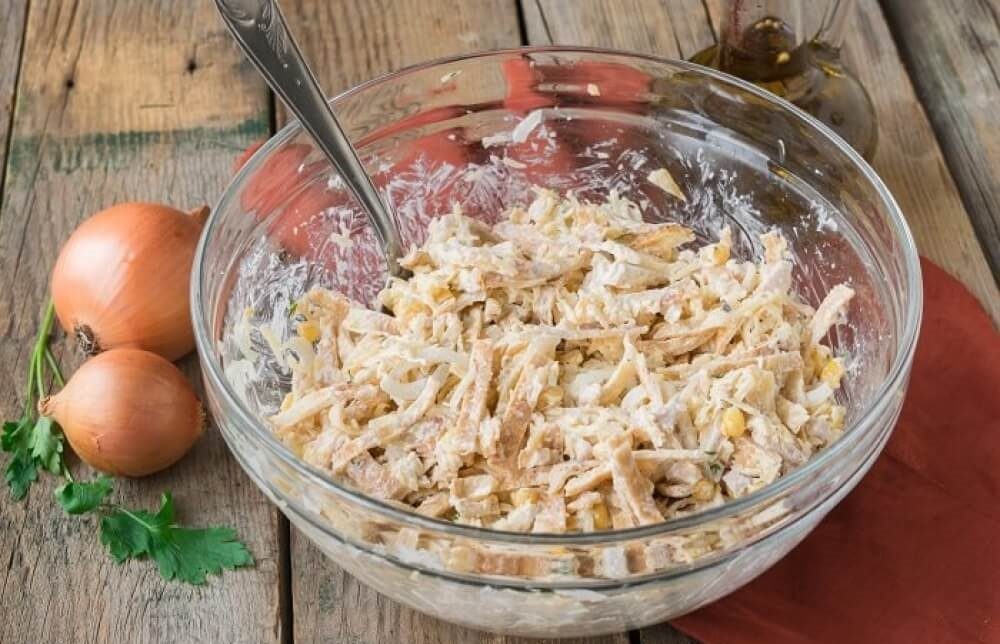 Блинный салат с копчёной курицей и кукурузой Салат с блинами и кукурузой