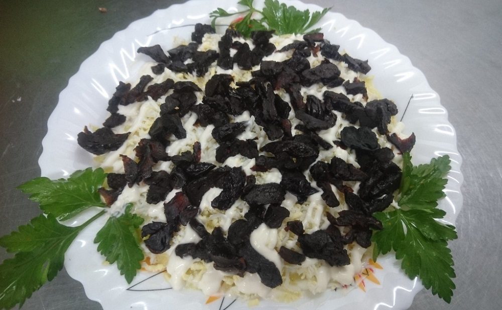 Готовый салат с копчёной курицей и черносливом Салат с черносливом