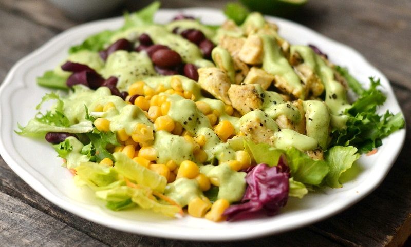 Готовый салат с фасолью, копчёной курицей и кукурузой Салат с фасолью, курицей и кукурузой