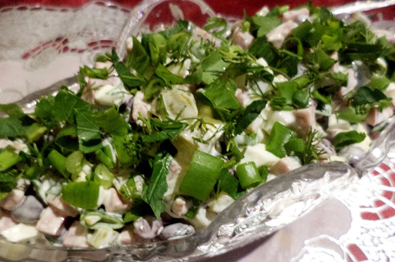 Готовый салат с фасолью, солёными огурцами и копчёной курицей Салат с фасолью, солёными огурцами и копчёной курицей