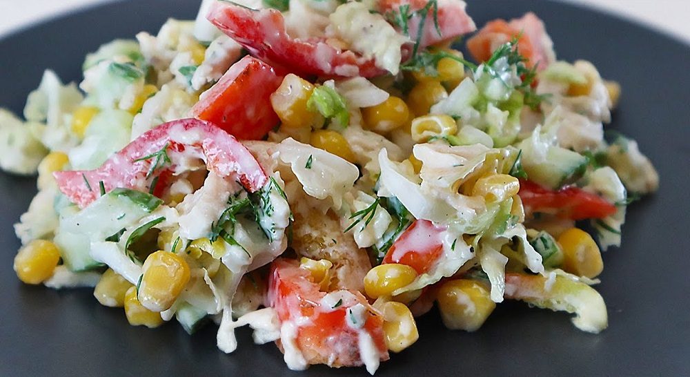 Готовый салат с копчёной курицей, кукурузой и болгарским перцем Салат с копчёной курицей, кукурузой и болгарским перцем