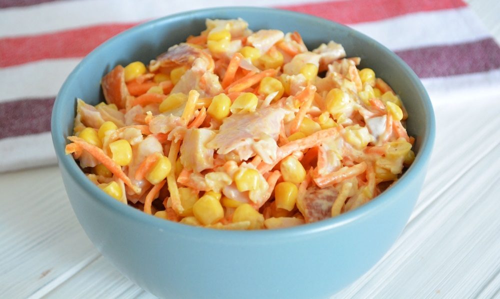 Готовый салат с копчёной курицей, кукурузой и корейской морковью Салат с копчёной курицей, кукурузой и корейской морковью