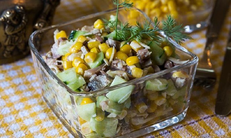 Готовый салат с копчёной курицей, кукурузой и сыром Салат с копчёной курицей, кукурузой и сыром