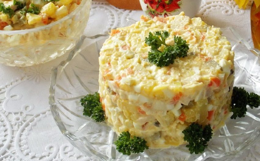 Готовый салат с копчёной курицей, яйцами сыром и картофелем Салат с копчёной курицей, яйцами сыром и картофелем