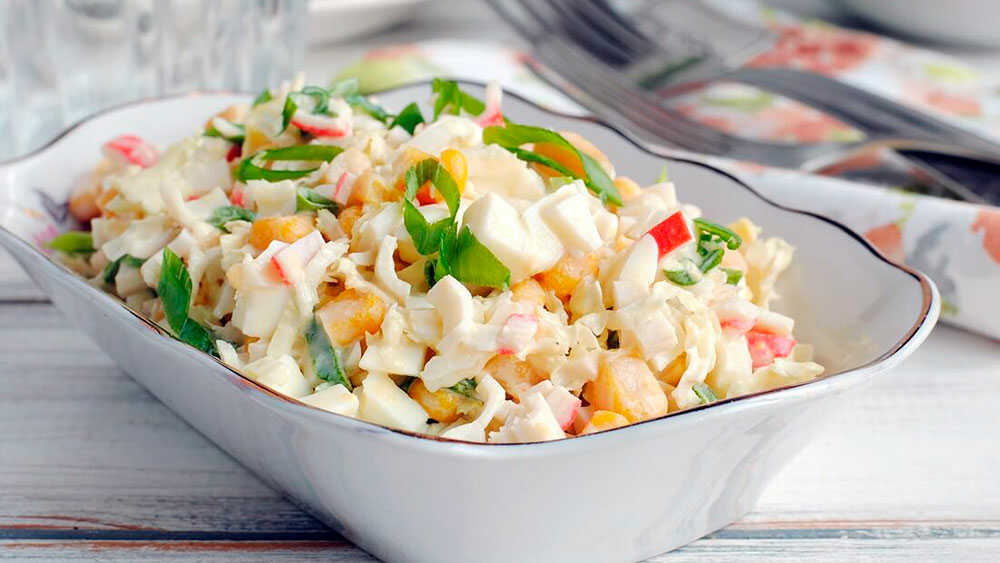 Перед заправкой майонезом, все компоненты тщательно перемешиваются Салат на столе