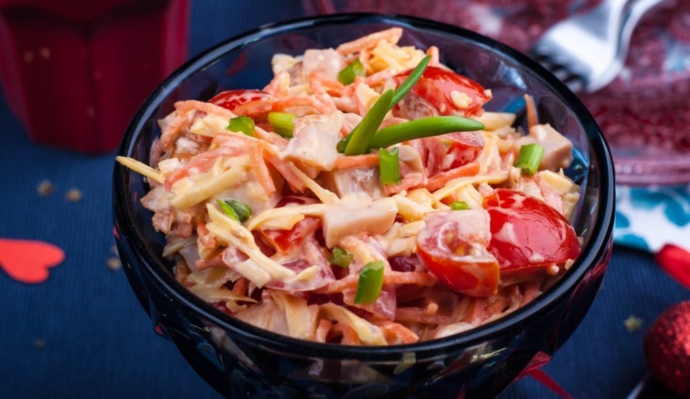 Аппетитный салат из копчёной курицы, корейской морковки и помидоров Салат с курицей, морковью и помидором