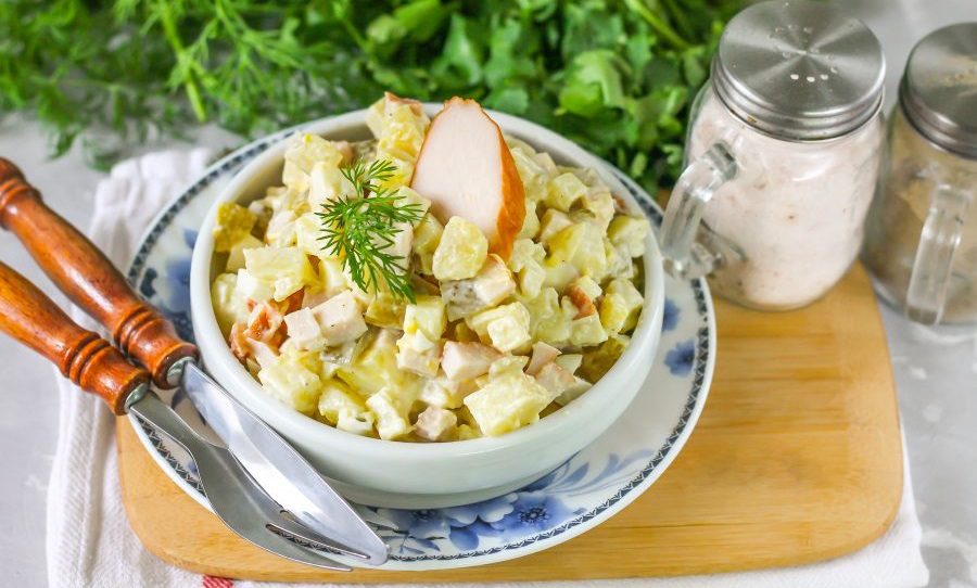 Готовый салат с копчёной курицей по-деревенски Салат с курицей, яйцами и квашеными огурцами