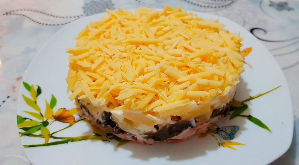 Готовый салат с копчёной курицей и жареными грибами Салат с жареными грибами