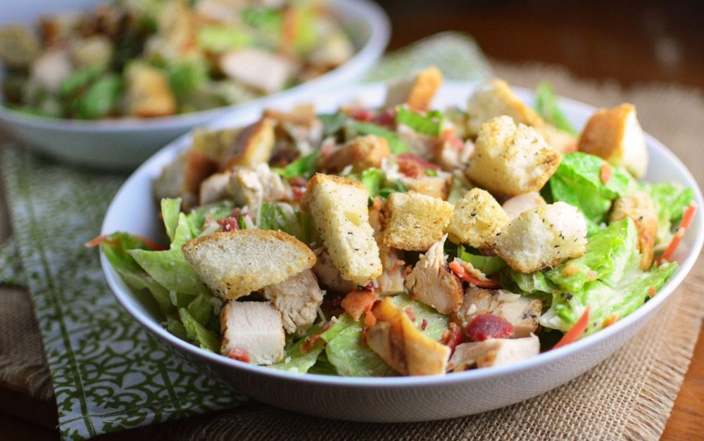 Готовый салат «Цезарь» с копчёной курицей и сухариками Салат «Цезарь» с копчёной курицей