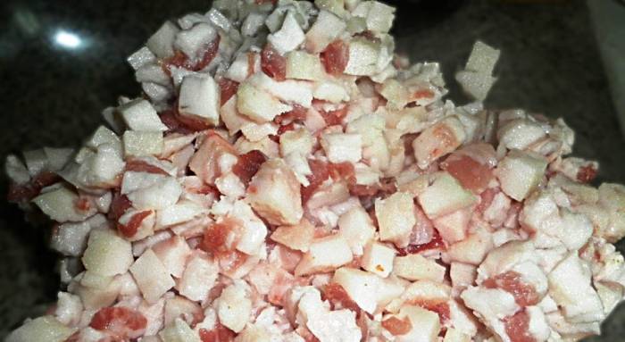 Мелко нарезанное сало для украинской колбасы Сало для украинской колбасы