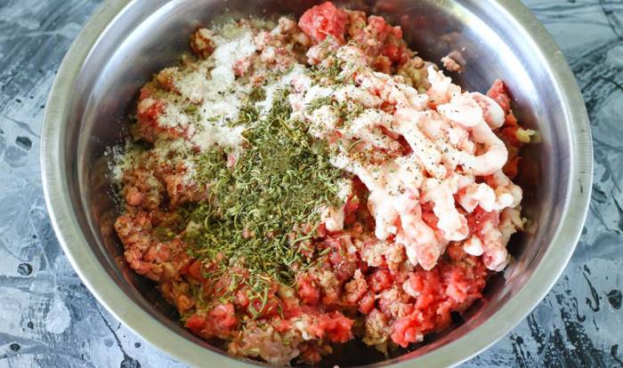 Добавление к фаршу лука, измельчённого чеснока, соли и специй Сало, говядина, чеснок, соль, специи