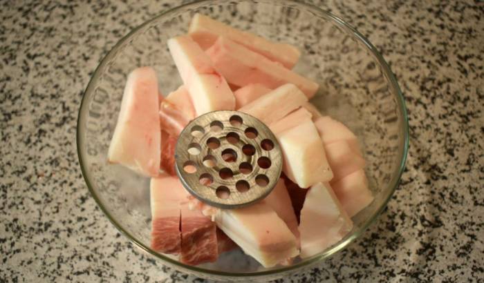 Проворачивание сала через мясорубку Сало и насадка