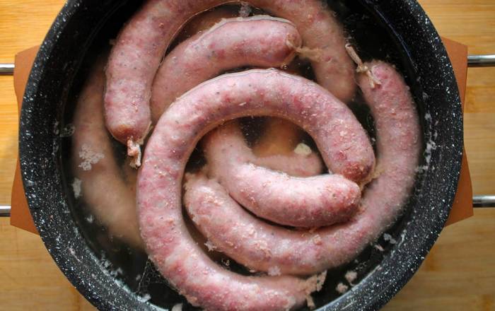 Отваривание салями в кастрюле Салями в кастрюле