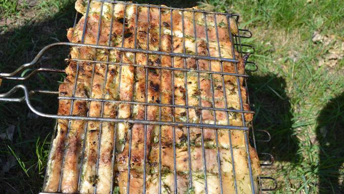 Приготовление стейков сома на решётке Сом на решётке