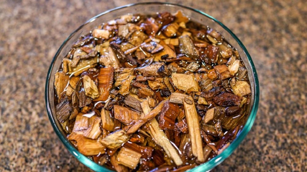 Замачивание щепы для копчения индейки Щепа для индейки