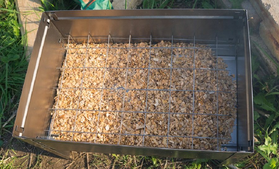 Подготовка коптильни для копчения путассу Щепа для путассу