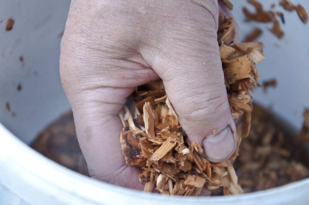 Подготовка щепы для копчения стерляди Щепа для стерляди