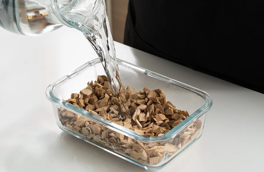 Замачивание щепы для копчения Щепа для яиц