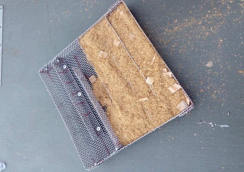 Засыпание щепы в отсеки лабиринтного дымогенератора Щепа в дымогенераторе-лабиринте