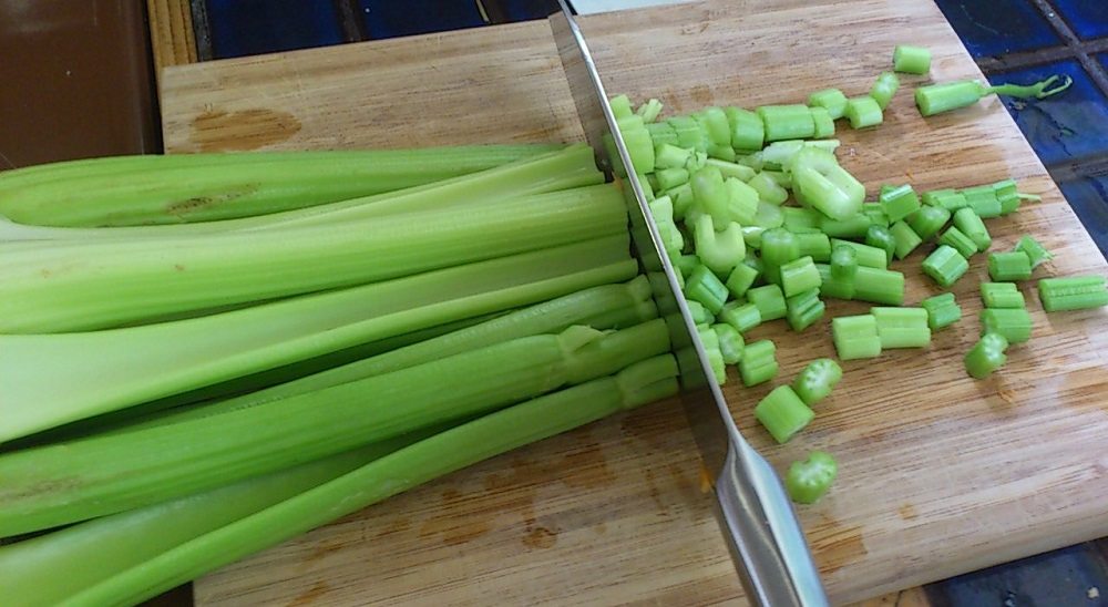 Нарезание сельдерея кубиками Сельдерей для супа с крылышками