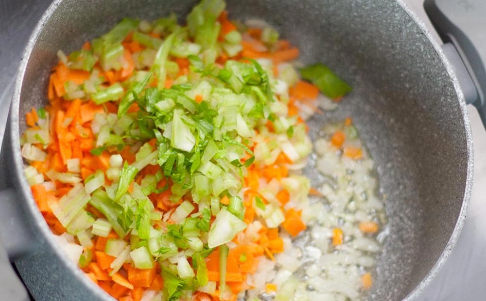 Обжаривание сельдерея, лука и моркови Сельдерей, лук и морковь