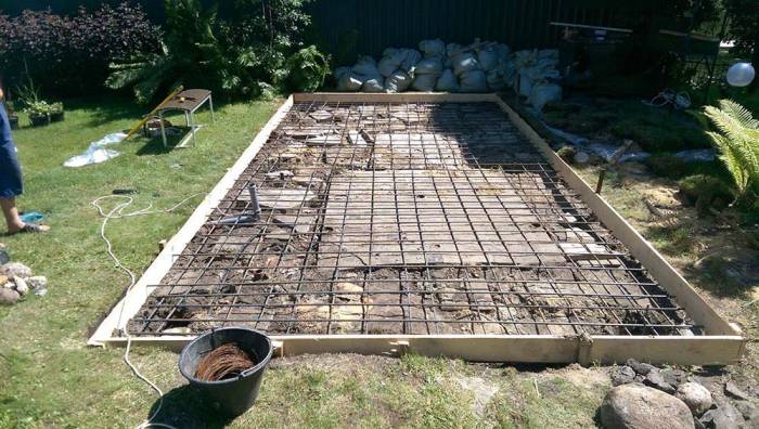 Подготовка фундаментного основания для печи-мангала Сетка и опалубка