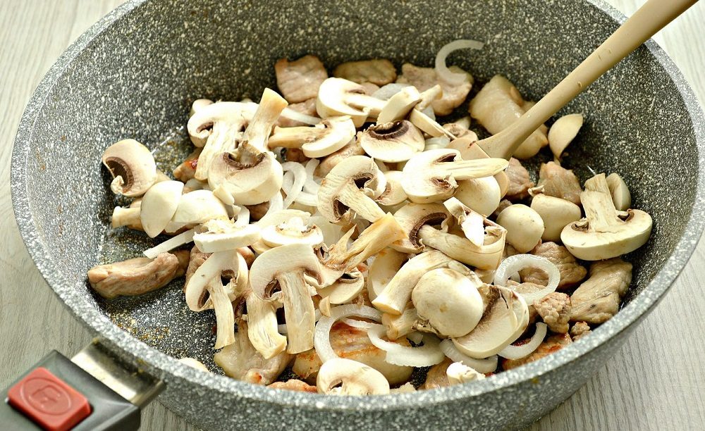 Обжаривание шампиньонов с луком Шампиньоны с луком