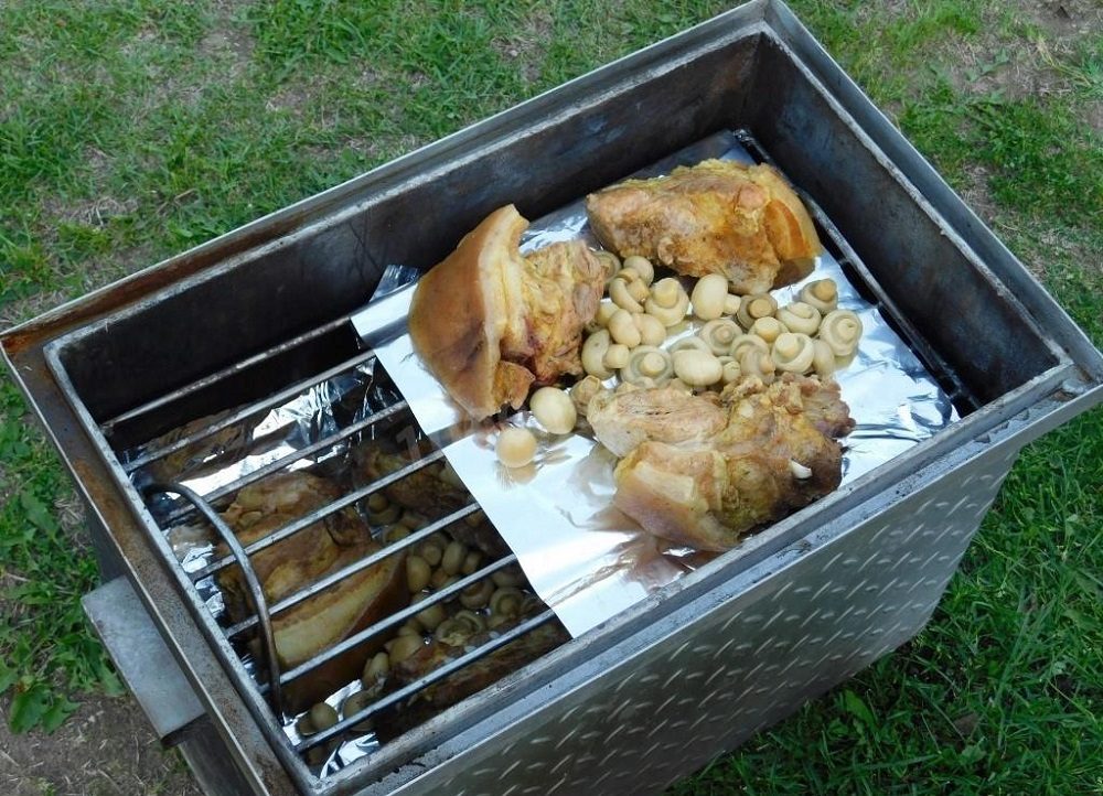 Горячее копчении шампиньонов вместе с мясом Шампиньоны в коптильне