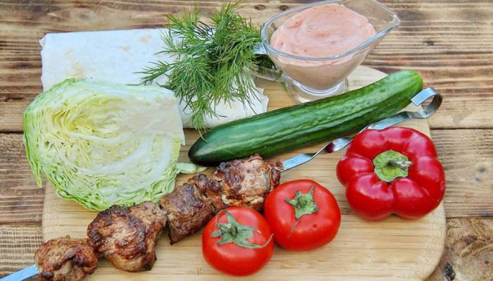 Ингредиенты для приготовления шаурмы с шашлыком и перцем Шашлык, капуста, помидор, перец, огурец