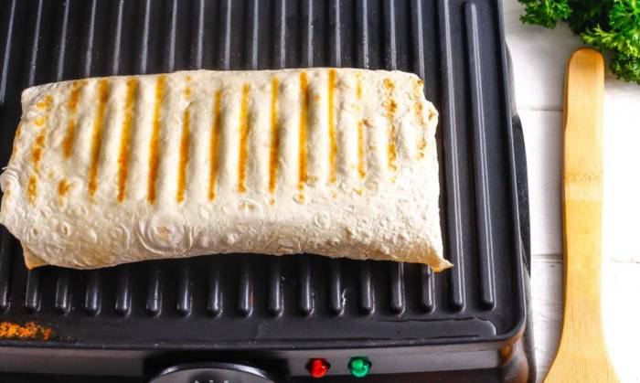 Обжаривание шаурмы с курицей на гриле Шаурма и гриль